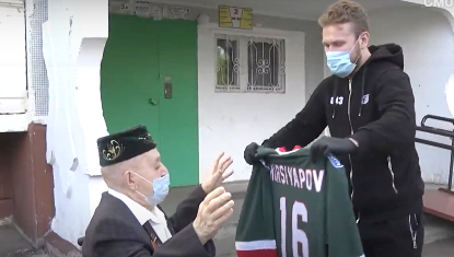 Ak Bars Player Visits 94-Year-Old Veteran