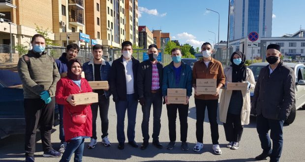 Благотворительный фонд “Закят” ДУМ РТ раздал татарским студентам из разных стран мира, которые обучаются в Казани ифтар-наборы