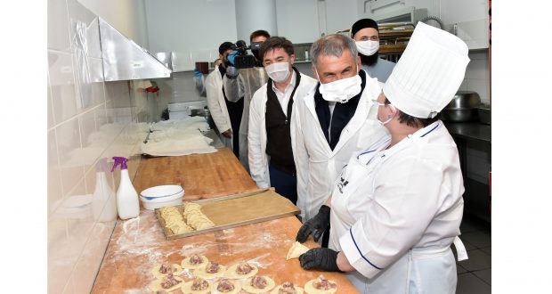 Rustam Minnikhanov visited the center for  formation of iftar sets at the Ak Bars Arena stadium