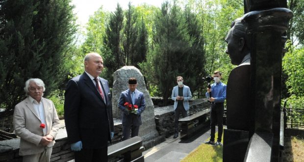 В Москве возложили цветы к могилам руководителей республики советского периода