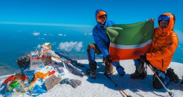 EMERCOM  (Emergency Control Ministry)  employee raised the flag of Tatarstan on Elbrus