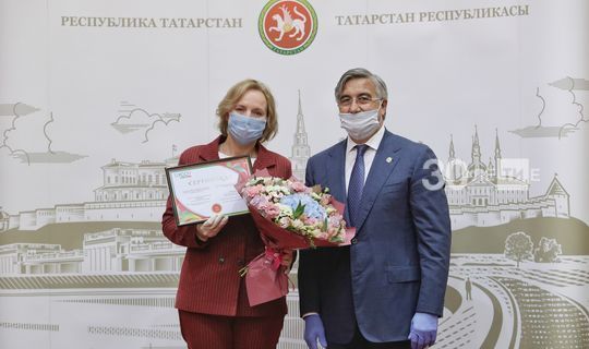 Шайхразиев вручил сертификаты на использование логотипа «100-летие ТАССР»