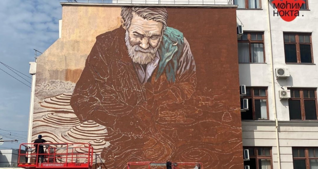 В Казани к 100-летию ТАССР рисуют большой мурал с татарским ремесленником