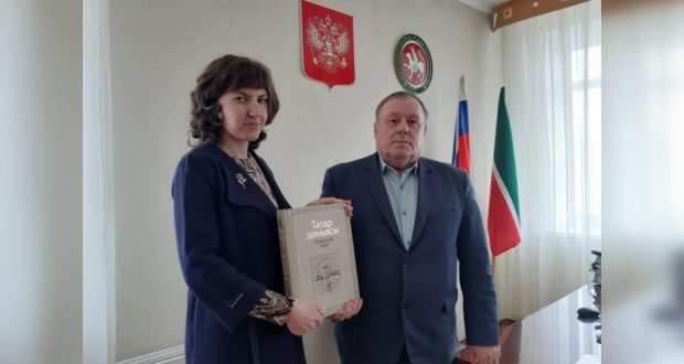 Бугульминской библиотеке передали уникальную книгу об истории татарского народа
