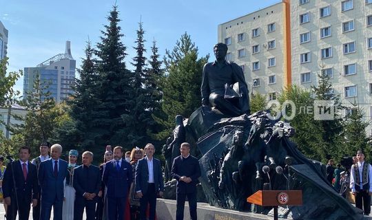 Рустам Минниханов и Радий Хабиров открыли в Казани памятник поэту Мустаю Кариму