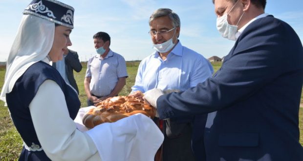 Vasil Shaikhraziev was treated to a loaf of the harvest of 2020 in Agryz