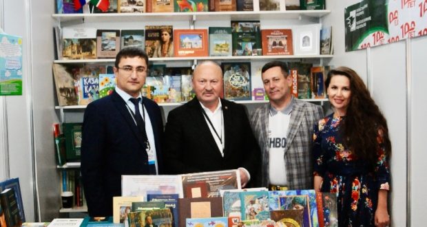 Равиль Ахметшин посетил стенд «Таткнигоиздата» в Москве