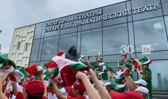 Татарский драматический театр открыл в Набережных Челнах Рустам Минниханов