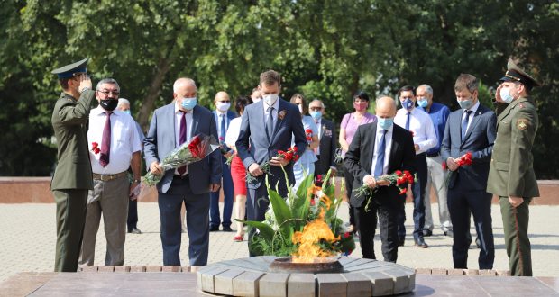 В Ташкенте прошла церемония возложения цветов по случаю окончания Второй Мировой войны