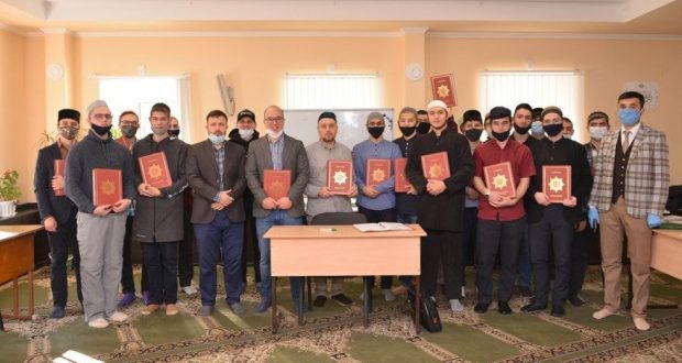 Представители АПМ РФ передали в дар шакирдам «Мухаммадии» смысловые переводы Корана ДУМ РТ