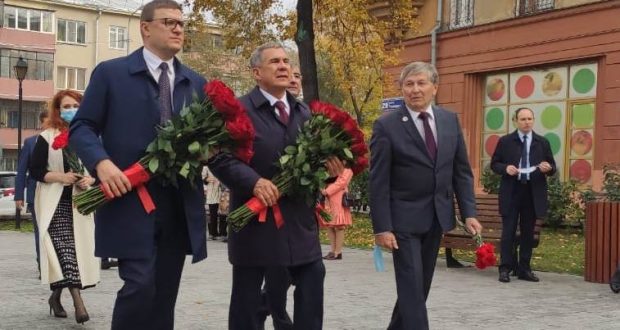 Rustam Minnikhanov laid flowers at the monument to Musa Jalil in Chelyabinsk