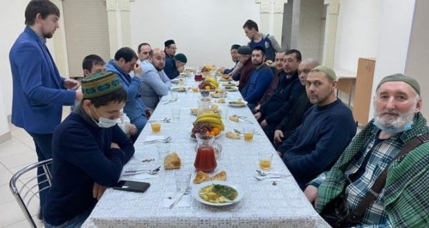Представители Автономии татар Москвы посетили Казанскую мечеть «Бишбалта»