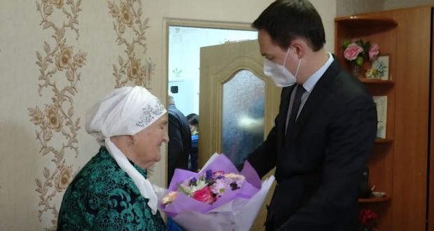 В Альметьевске с 90-летием поздравили труженицу тыла Камарию Абзалову