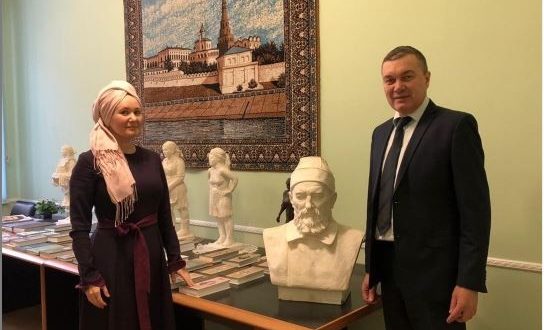Permanent Representative of the Republic of Tatarstan Renat Valiullin meets with journalist Katifa Gainetdinova