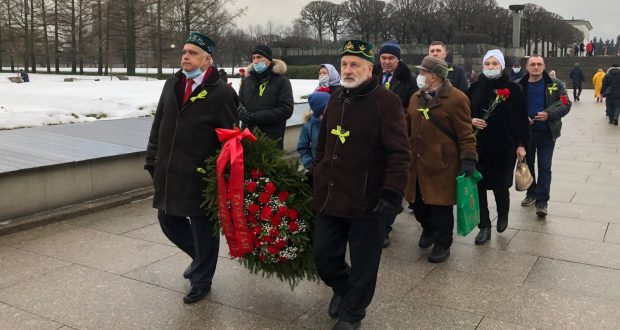 Татарская общественность возложила венок и цветы на Пискаревском мемориальном кладбище