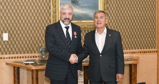 Рустам Минниханов вручил Евгению Примакову медаль в честь 100-летия ТАССР
