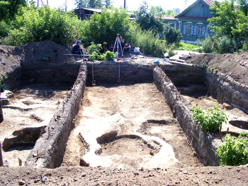 Раскопки прошли на окраине городища, возле оврага, основная часть ханской крепости занята огородами и частными домами