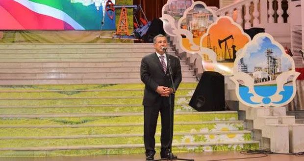 Президент Татарстана поздравил ветеранов госслужбы республики