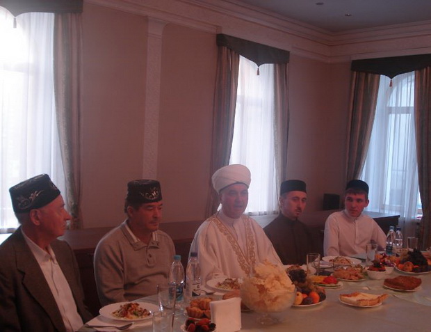 Поминки у мусульман на какой. Мусульманские поминки. Поминальный обед у татар. Стол на поминки у мусульман. Мусульманский стол на поминки.