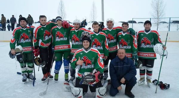 Язның беренче көннәрендә Әтнә район башлыгы призына хоккей уйнадылар.