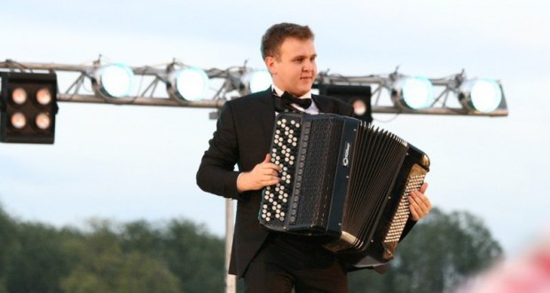 Президент Татарстана подарил музыканту из Семея Руслану Тураеву баян по цене иномарки