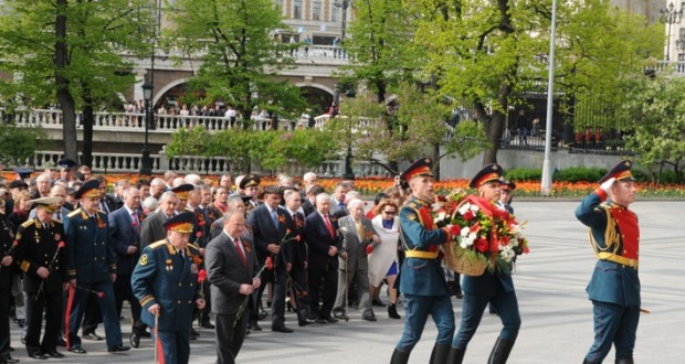 Клуб офицеров при Полпредстве Татарстана возложил цветы к Могиле Неизвестного солдата