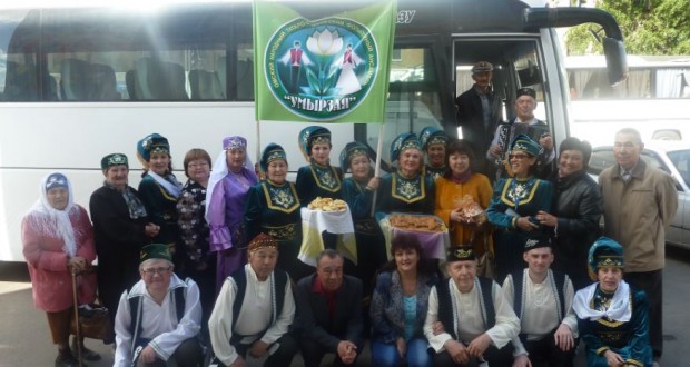 В Омске артисты ансамбля “Умырзая” встретили автобус – подарок Президента Татарстана