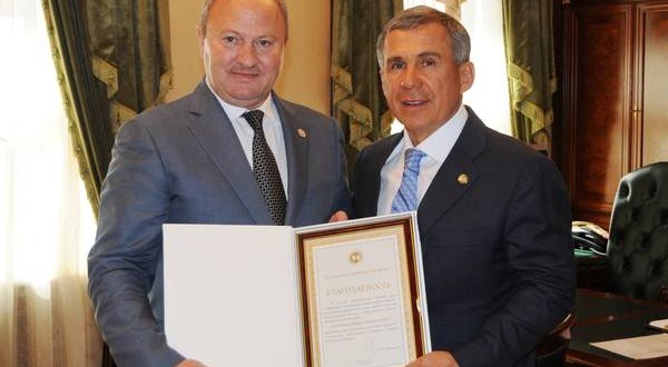 Рустам Минниханов вручил Благодарность Президента Республики Татарстан Равилю Ахметшину