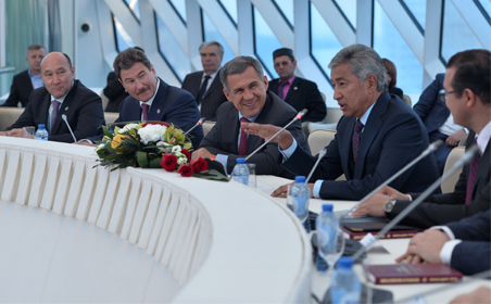 Rustam Minnikhanov meets with leaders of Kazakhstan Tatar communities in Astana