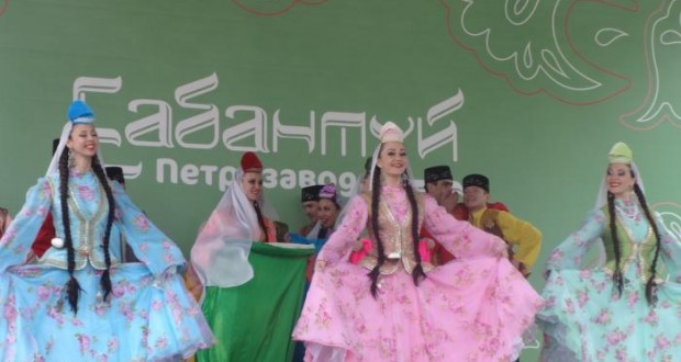 Для татарского праздника в Петрозаводск специально привезли сцену из Казани