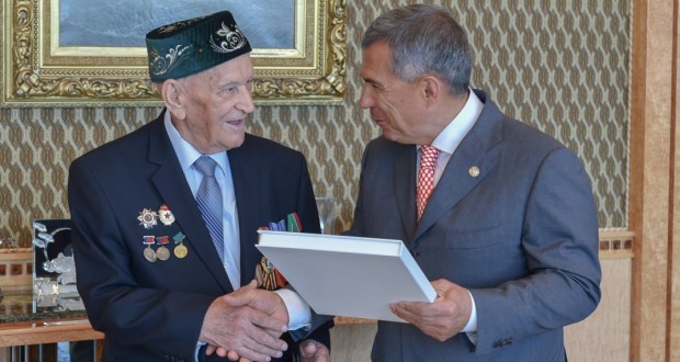 Рустам Минниханов поздравил ветерана труда Файзи Галиева с 90-летним юбилеем