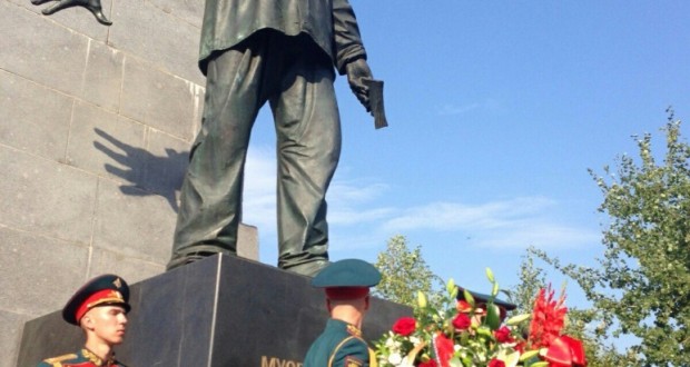 Рустам Минниханов возложил цветы к памятнику великому татарскому поэту Мусе Джалилю в Москве