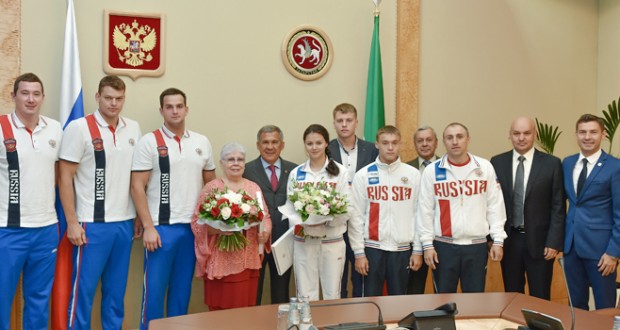 Рөстәм Миңнеханов Спортның су төрләре буенча XVI дөнья чемпионатында катнашкан республика спортчылары белән очрашты