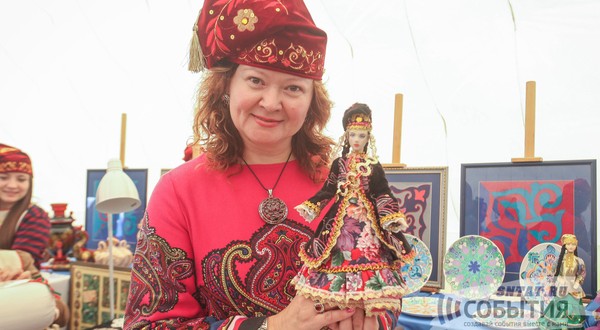 Мадина Махмутова представила народы России в миниатюре