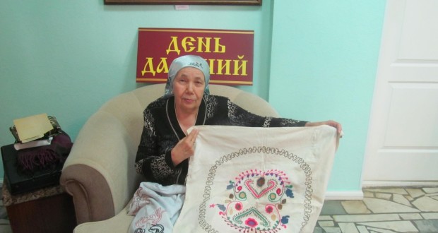 Активистки “Ак калфак” в Бавлах подарили музею старинные рушники и другие раритеты