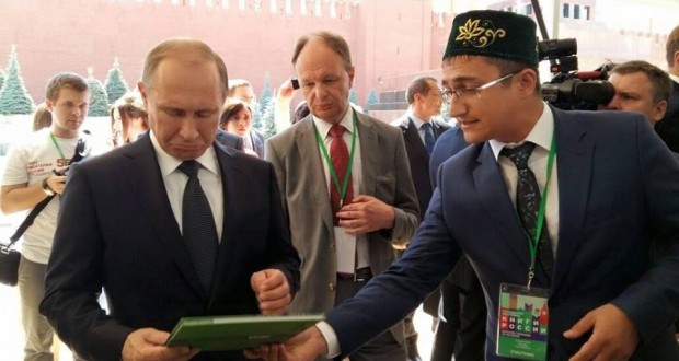 What unusual presents were gifted to Vladimir Putin in Tatarstan