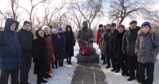 В Оренбурге возложили цветы к памятнику Мусы Джалиля