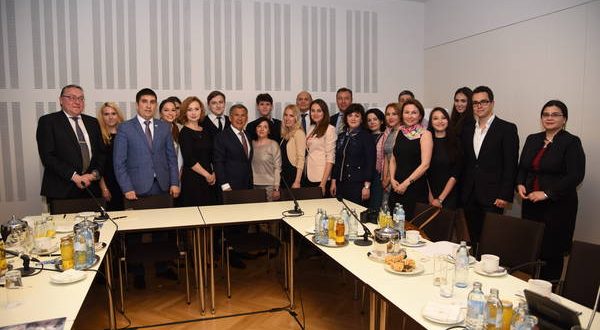 Рустам Минниханов встретился в Австрии с активом татарского общества «Мирас»