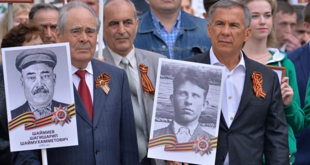 Президент Татарстана возглавил шествие «Бессмертного полка» в Казани