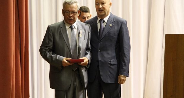 Дамир Гыйсметдинов «Фидакарь хезмәт өчен» медале белән бүләкләнде