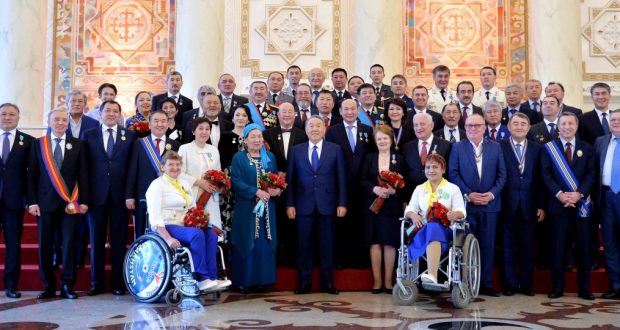 Президент Казахстана наградил орденом «Барыс» Зульфию Габидуллину и Фарита Галимова
