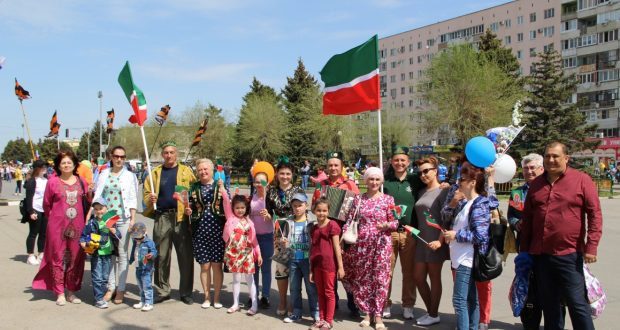 Волжские татары приняли участие в Первомайской демонстрации