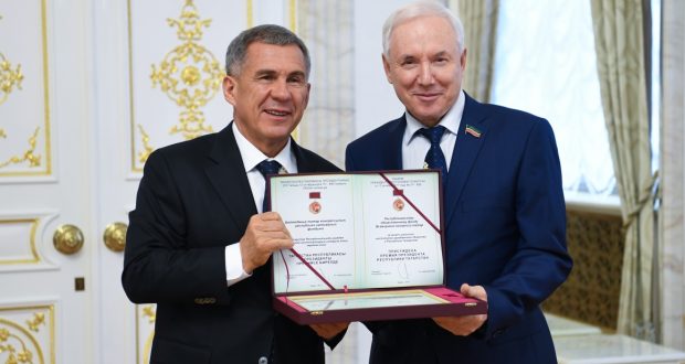 Рустам Минниханов вручил премии за вклад в развитие институтов гражданского общества в Татарстане