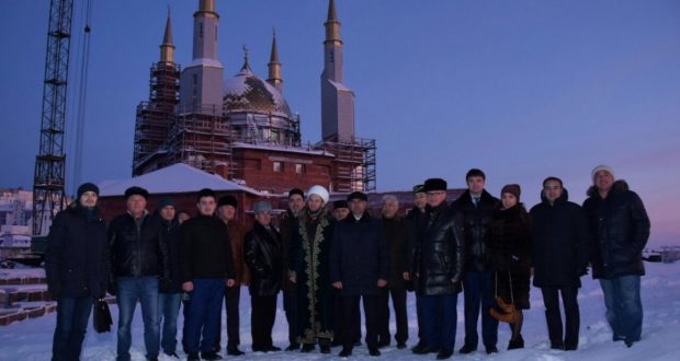 Василь Шайхразиев побывал на строительной площадке нижневартовской мечети