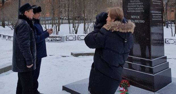 Василь Шайхразиев возложил цветы памятнику М.Джалиля