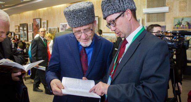 ФОТОРЕПОРТАЖ: РФ төбәкләрендәге татар авыллары тарихына һәм ТР архив эшләренә багышланган китаплар  күргәзмәсе