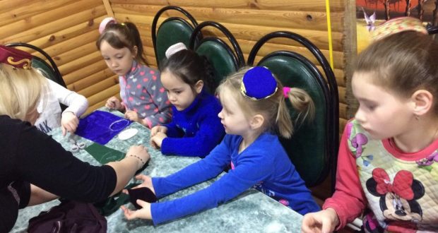 В Пензе маленькие татарские красавицы научились делать миниатюрный калфак