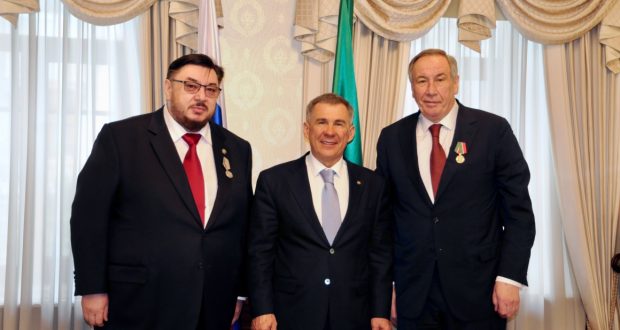 Рустам Минниханов в Полпредстве Татарстана вручил государственные награды