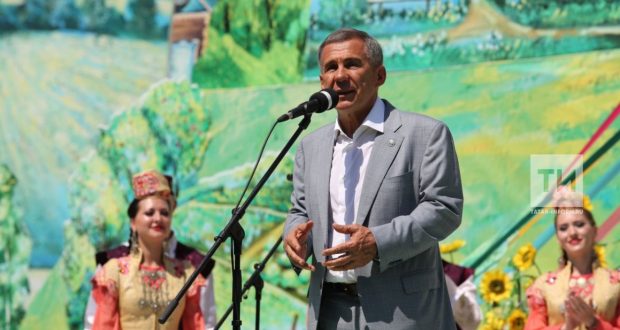 Рустам Минниханов поздравил жителей Татарстана с Сабантуем