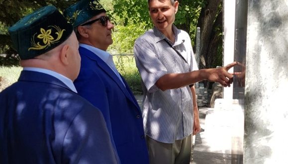 Председатель Национального совета посетил могилу ишана Хабибуллы Хансаваров